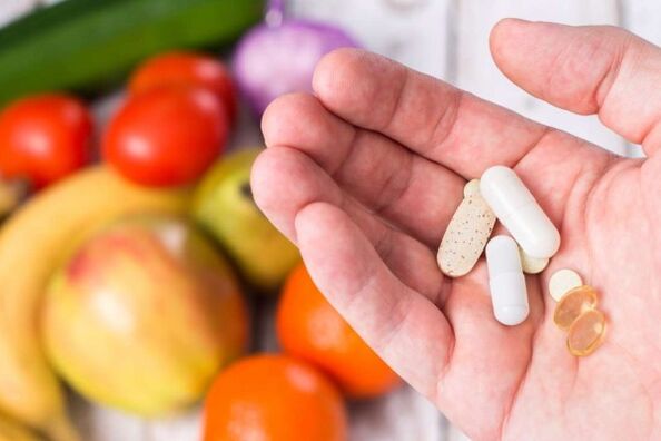 Un home tomando vitaminas para mellorar a potencia